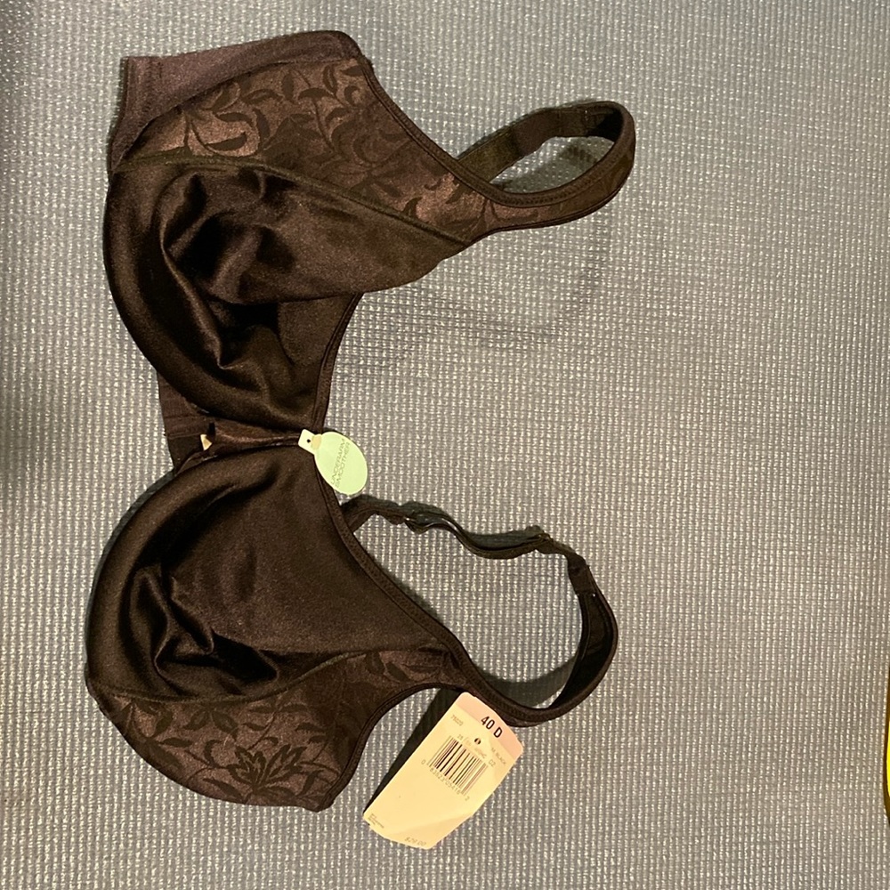 Woman’s black bra size 40 D.